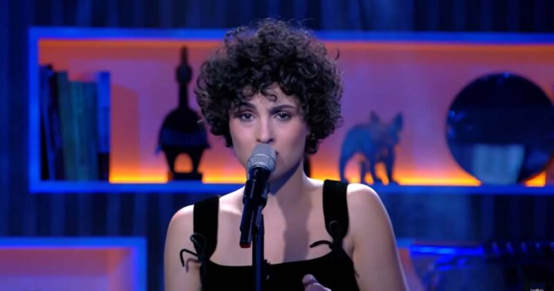 צרפת: שוחררה גרסה אקוסטית לשיר "Voilà"