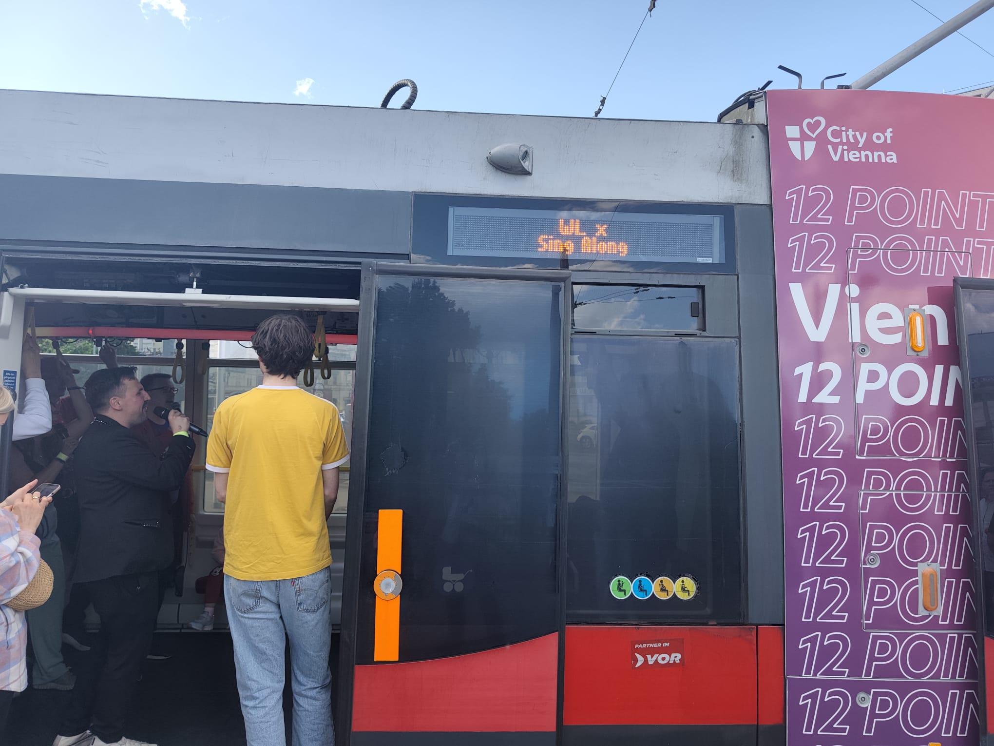 מטרונית קריוקי באירוויזיון 2026 שמסתובבת ברחובות וינה "Party Tram"