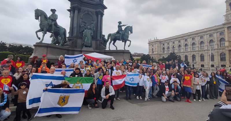 אירוויזיון 2026: מאות תומכי ישראל בפלאש מוב ענק למען “אירוויזיון של שלום”